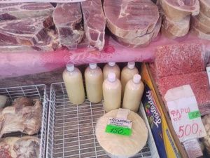 В Якутске на крестьянском рынке продавали замороженное молоко, потроха, полуфабрикаты и другие продукты без документов