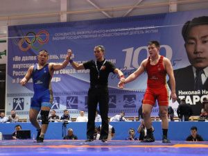 Фоторепортаж. Главные схватки чемпионата Якутии по вольной борьбе