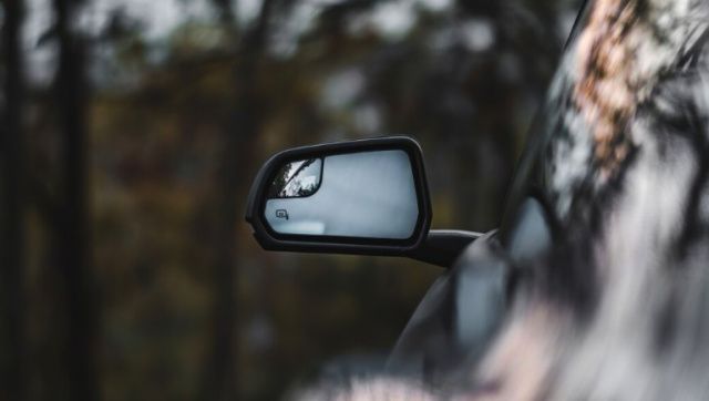 В Якутске пьяный 50-летний мужчина просто так разбил зеркала припаркованной машины