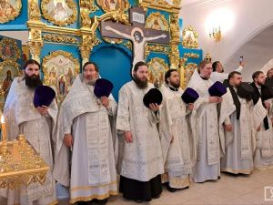 В Якутске освятили храм, в котором сохранился уникальный дореволюционный иконостас