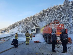 Разлив топлива в результате ДТП с бензовозом произошел в Мегино-Кангаласском районе Якутии