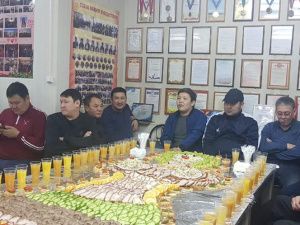 Фотофакт: в Хатасском свинокомплексе оригинально оформили праздничный стол 