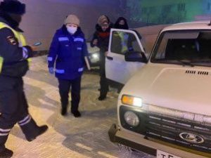 В Якутске госинспекторы спасли замерзающую женщину