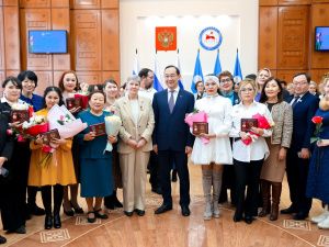 Айсен Николаев вручил государственные награды многодетным матерям Якутии