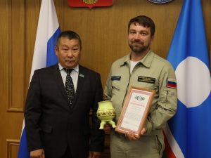 Команде аэрологической обсерватории вручены награды за успешное тушение лесных пожаров в Якутии