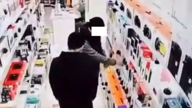 В Якутске мужчина похитил портативные колонки из магазина