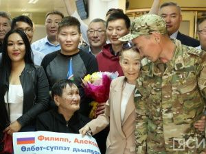 «Про подвиг узнали из интернета»: мама Героя России встретила сына в Якутске