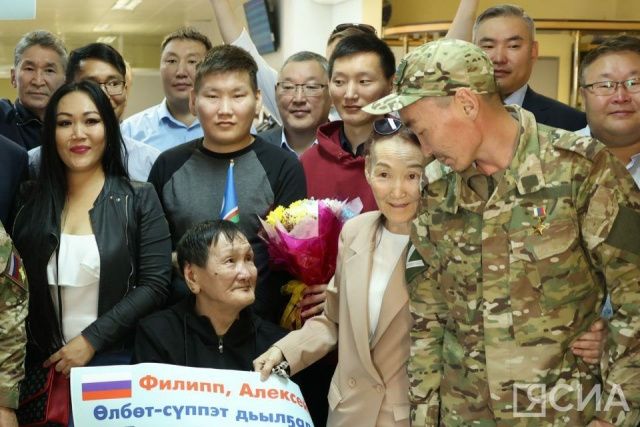 «Про подвиг узнали из интернета»: мама Героя России встретила сына в Якутске