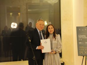 Выставка якутской художницы Миры Аргуновой «Многоликая Россия» открылась в Общественной палате России