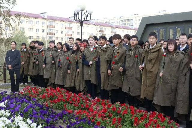 Глава Якутии Айсен Николаев почтил память защитников Родины