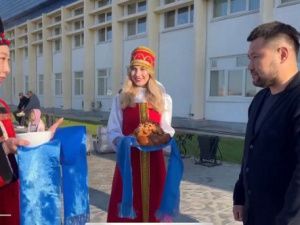 Ha пpaзднoвaниe cтoлeтия Бypятии пpибыл мэp Якyтcкa