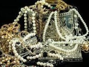 В Алданском районе молодой мужчина украл ювелирные изделия из дома родителей своей сожительницы