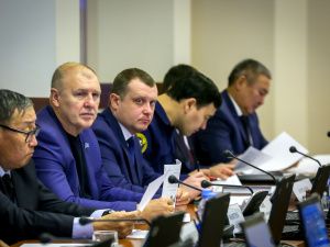 Айсен Николаев провел заседание Комиссии по координации работы по противодействию коррупции