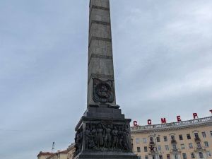 Глава Якутии возложил цветы к монументу Победы в Минске