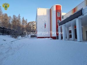 В Нерюнгри школа выплатит компенсацию пятикласснице, которая упала из-за толчка одноклассника и сломала ключицу