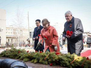 В Якутске возложили цветы к памятнику якутскому снайперу и мемориалу «Солдат Туймаады»
