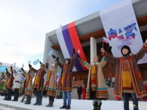 «Мы дорожим узами братства и дружбы». Айсен Николаев поздравил якутян с Днем народного единства