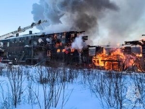 Два человека погибли при пожаре в жилом доме в Мирнинском районе