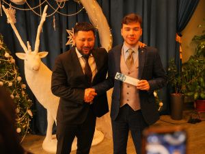 Евгений Григорьев вручил стипендии 100 лучшим школьникам на Елке главы Якутска