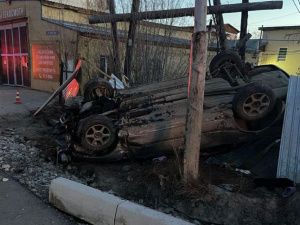 В Вилюйском переулке в Якутске перевернулся автомобиль. Погибла молодая девушка