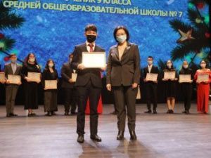 Глава города Якутска наградила отличившихся в учебе и спорте