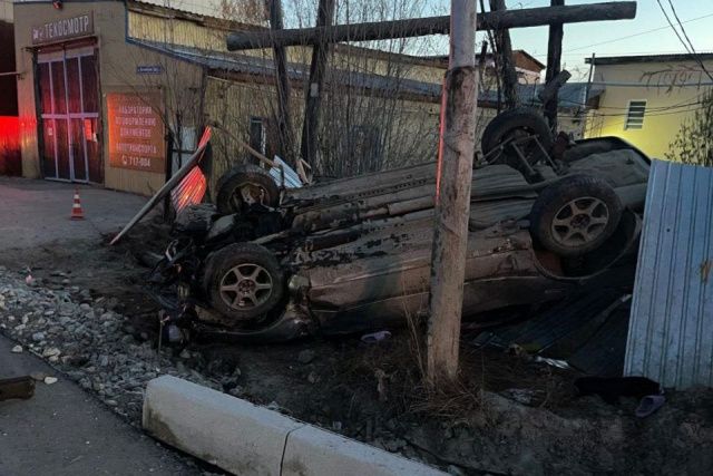 В Вилюйском переулке в Якутске перевернулся автомобиль. Погибла молодая девушка