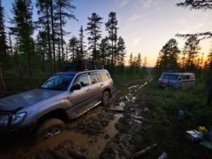 В Якутии в лесу застряла машина с шестью людьми. На помощь выехали спасатели
