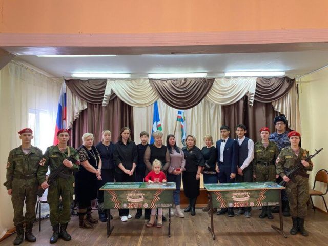 Две «Парты героя» памяти погибших участников СВО открыли в школе Олекминска