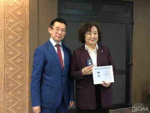 Выдающимся ювелирам и художникам вручили нагрудные знаки «Бриллиант Якутии»