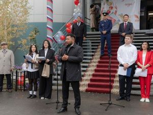 Евгений Григорьев поздравил школьников с Днем знаний