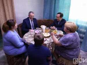 С семьёй участника СВО встретился Айсен Николаев в Усть-Майском районе