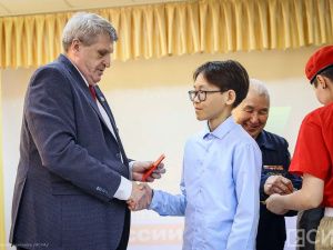 Школьникам Якутска вручили паспорта в День космонавтики