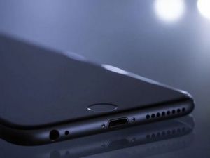 В Нерюнгри мужчина схватил выпавший из кармана знакомого телефон и скрылся