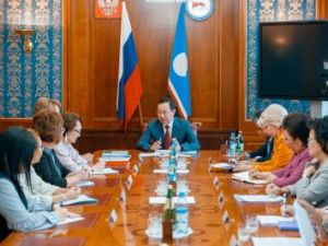 Айсен Николаев провел встречу с лидерами женских общественных организаций республики