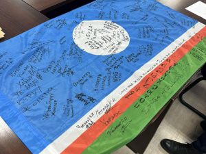 Флаг с автографами участников СВО передали в музейный фонд исторического парка в Якутске