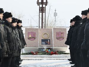 Якутяне несут цветы к мемориалу памяти жертв теракта в Подмосковье