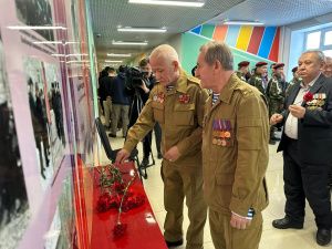 В Якутске возложили цветы к памятнику Владимиру Калашникову