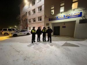 В Якутии инспекторы ДПС помогли гражданам, чей автомобиль сломался на трассе в 50-градусный мороз