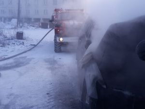 В селе Кобяй сгорел гараж. Поврежден Lexus LX 570