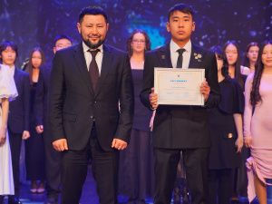 Евгений Григорьев вручил стипендии 100 лучшим школьникам на Елке главы Якутска