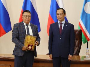 Айсен Николаев наградил представителей строительной отрасли Якутии