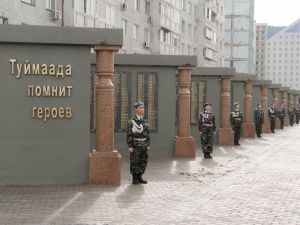 В Якутске возложили цветы в память об окончании Второй мировой войны