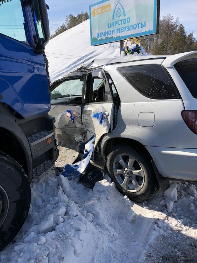 Фотофакт: в Якутске свадебный автомобиль попал в ДТП