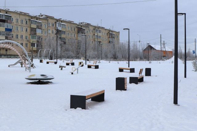 Для жителей п. Мохсоголлох осужденные изготовили скамейки и урны 