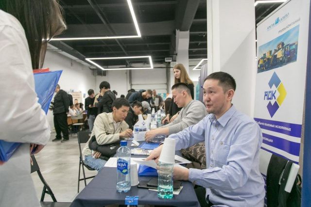 Более 1200 человек получили предложения на всероссийской ярмарке трудоустройства в Якутии 