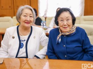 Глава Якутии вручил лучшим педагогам-наставникам премии в 100 тысяч рублей