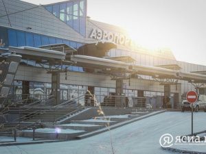 При проведении работ в аэропорту Якутска повреждён самолёт