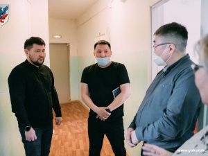 Евгений Григорьев осмотрел пункт временного размещения беженцев в Якутске