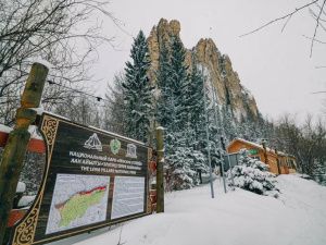 Видеофакт: на Ленских столбах заливают каток для звездного хоккейного матча