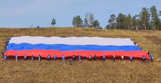 В Якутске развернули самый большой флаг России на Дальнем Востоке